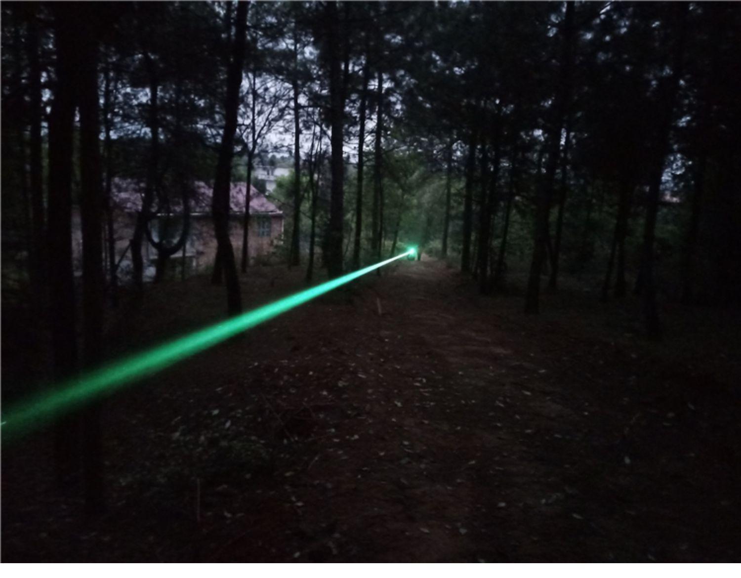 【強力200mw】 緑色 532nm 超強力安全レーザー指示棒 昼間 野外 見やすい現場用レーザーポインター 照射径変更 長寿命仕様 15時間連続照射 エメラルドグリーン 充電池対応 耐寒 - Yolerhome