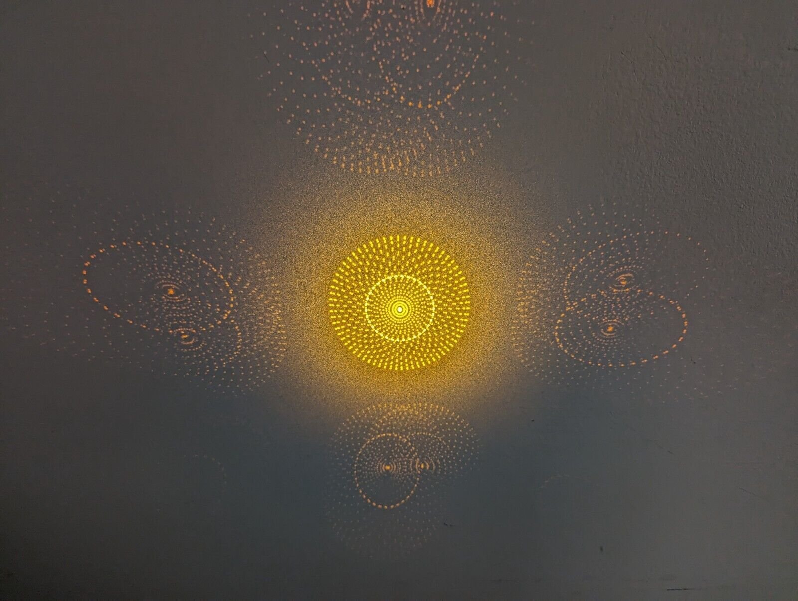 591nm黄光レーザーポインター 高出力 USB充電式 強力長距離 照射可能 約12時間連続使用 屋外防災キャンプ用 - Yolerhome