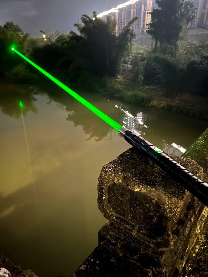 世界最高クラス出力のグリーンレーザーポインター 光出力8W(8000mW). - Yolerhome